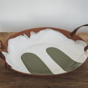 Large serving dish with a grey base colour. Two green brush strokes of glaze and two leather handles // Dysgl weini fawr gyda lliw sylfaen llwyd. Dau strôc brwsh gwyrdd o goedwig o wydredd a dwy ddolen lledr