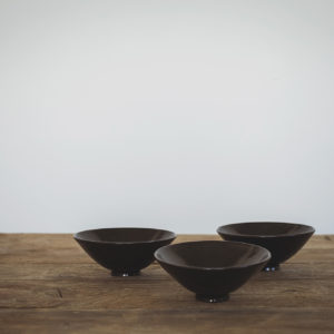 Small pedestal bowl with a tenmoku glaze // Bowlenni pedestal bach gyda gwydredd tenmoku